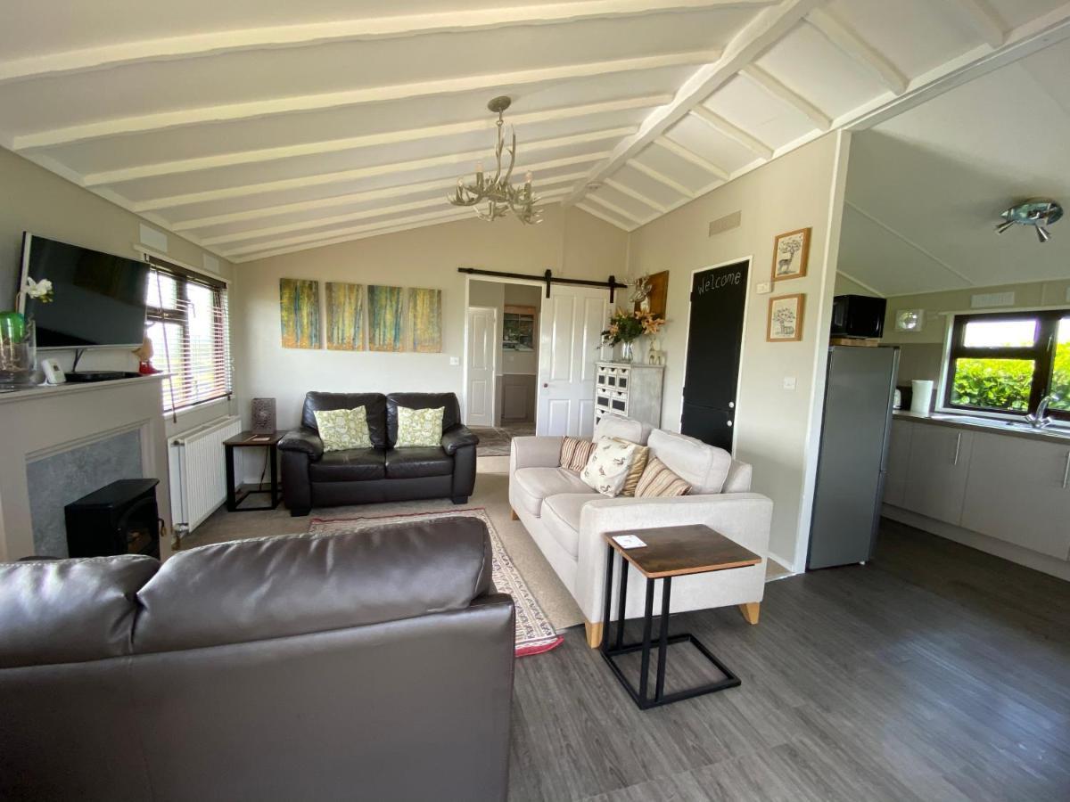 Rew Farm Country & Equestrian Accommodation - Sunrise Lodge Мелкшам Екстериор снимка