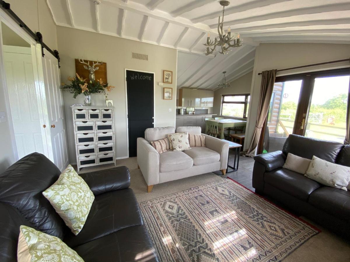 Rew Farm Country & Equestrian Accommodation - Sunrise Lodge Мелкшам Екстериор снимка