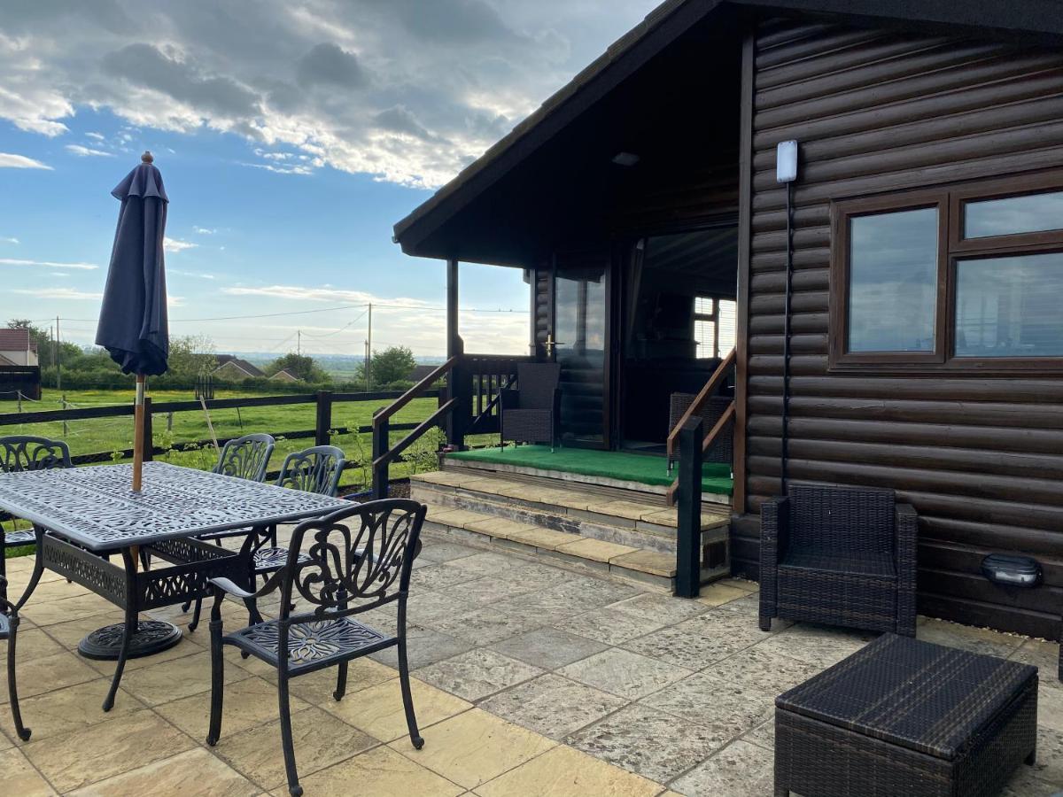 Rew Farm Country & Equestrian Accommodation - Sunrise Lodge Мелкшам Екстериор снимка