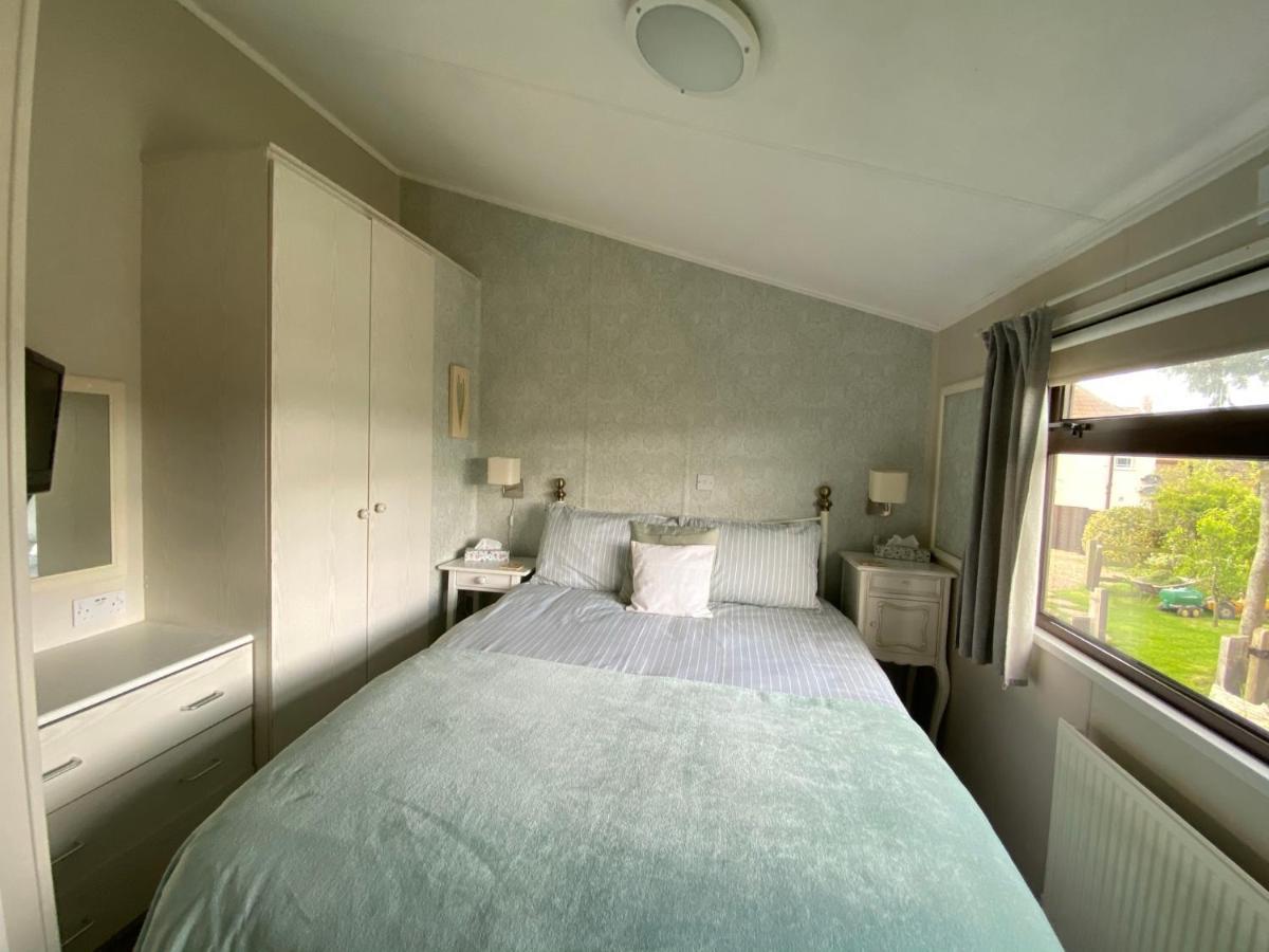 Rew Farm Country & Equestrian Accommodation - Sunrise Lodge Мелкшам Екстериор снимка