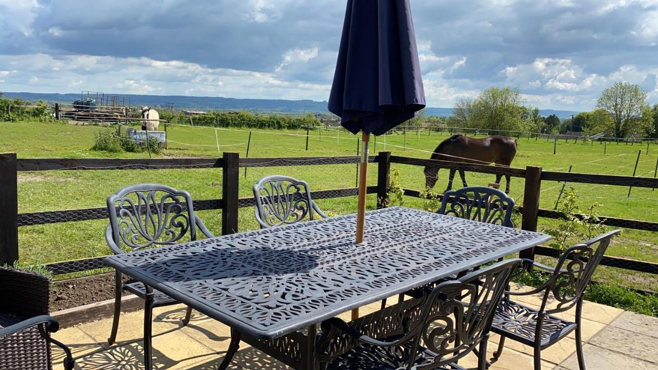 Rew Farm Country & Equestrian Accommodation - Sunrise Lodge Мелкшам Екстериор снимка