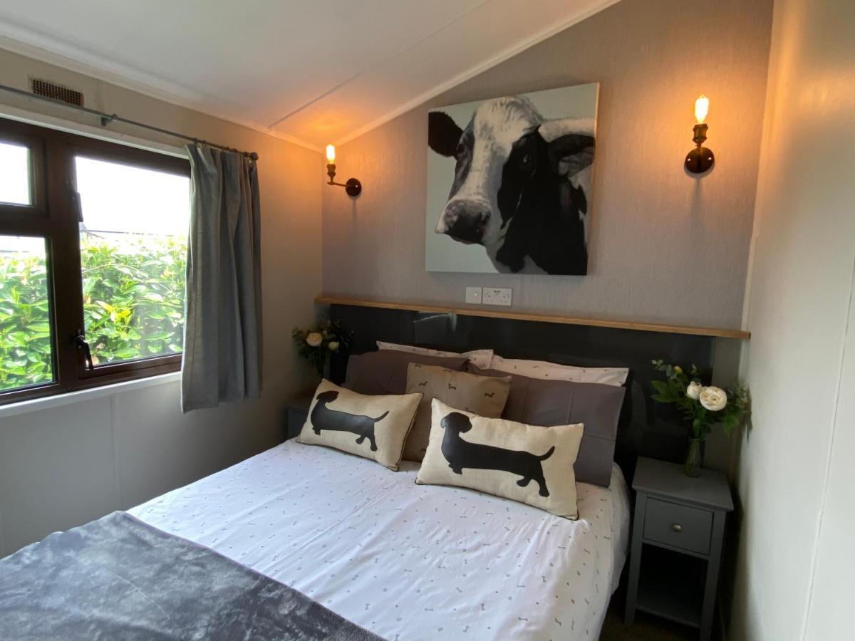 Rew Farm Country & Equestrian Accommodation - Sunrise Lodge Мелкшам Екстериор снимка