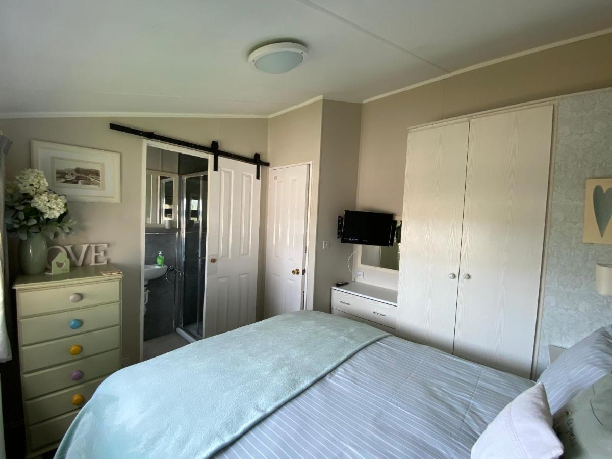 Rew Farm Country & Equestrian Accommodation - Sunrise Lodge Мелкшам Екстериор снимка