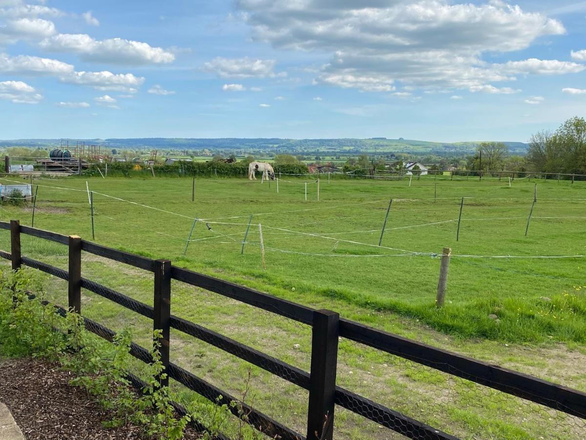 Rew Farm Country & Equestrian Accommodation - Sunrise Lodge Мелкшам Екстериор снимка