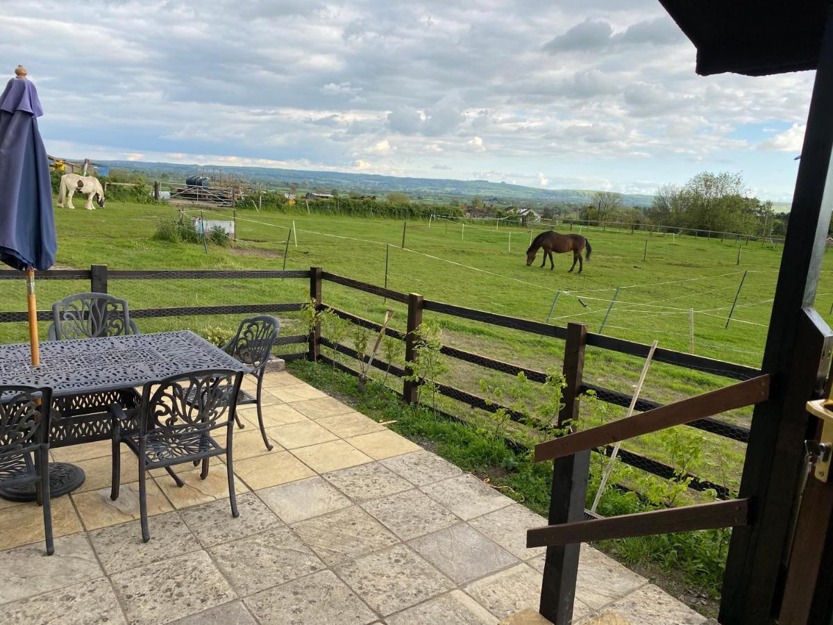 Rew Farm Country & Equestrian Accommodation - Sunrise Lodge Мелкшам Екстериор снимка