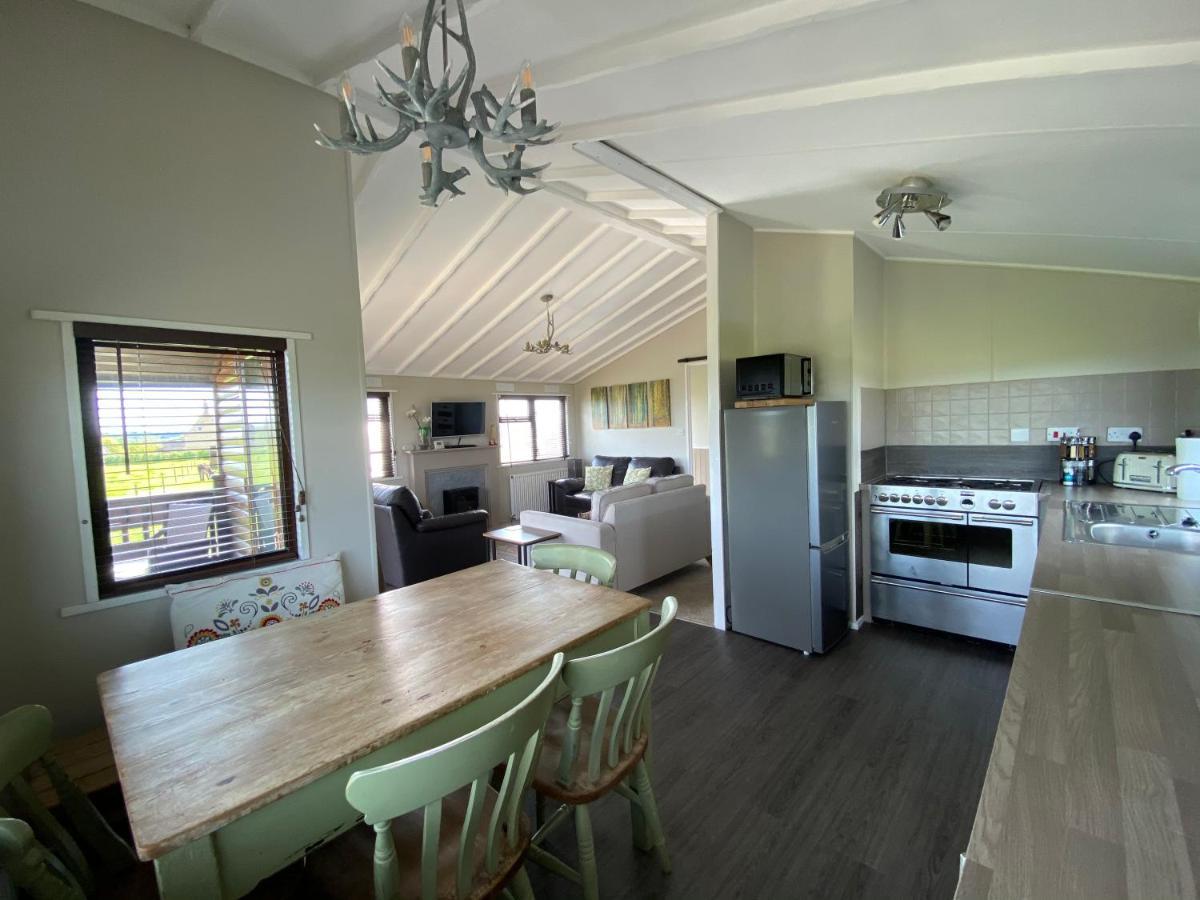 Rew Farm Country & Equestrian Accommodation - Sunrise Lodge Мелкшам Екстериор снимка