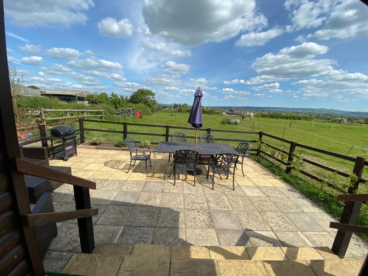 Rew Farm Country & Equestrian Accommodation - Sunrise Lodge Мелкшам Екстериор снимка