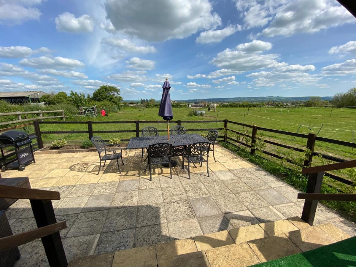 Rew Farm Country & Equestrian Accommodation - Sunrise Lodge Мелкшам Екстериор снимка