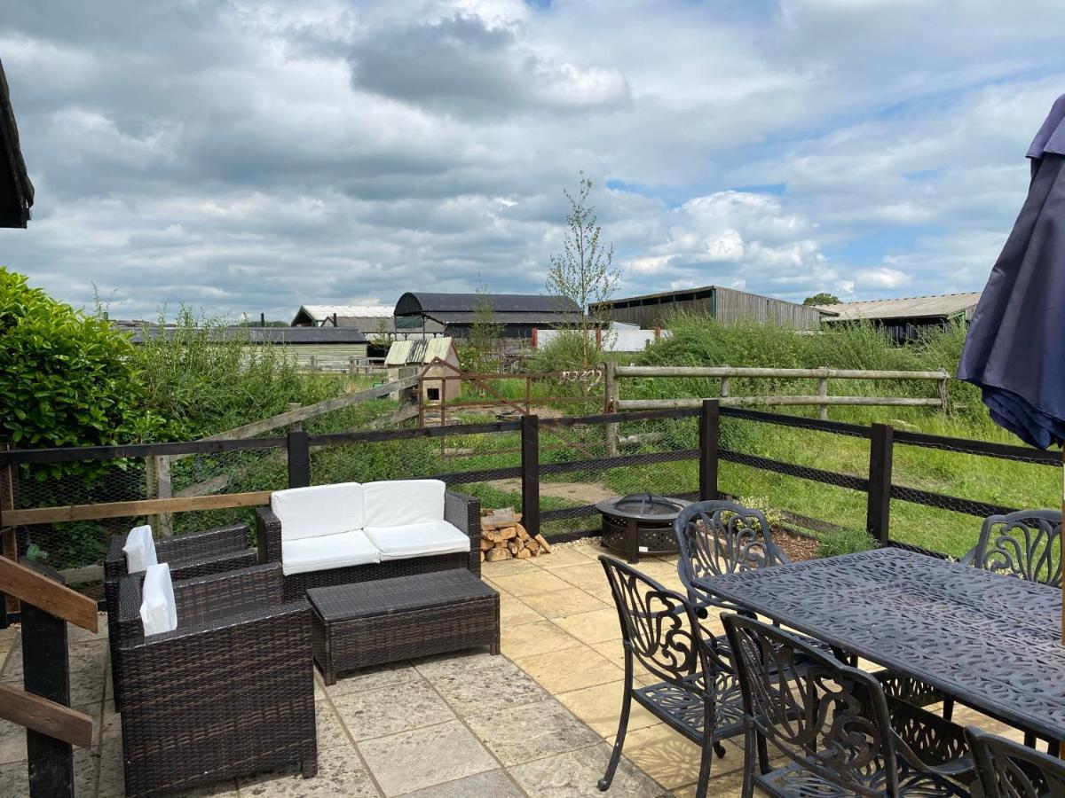 Rew Farm Country & Equestrian Accommodation - Sunrise Lodge Мелкшам Екстериор снимка