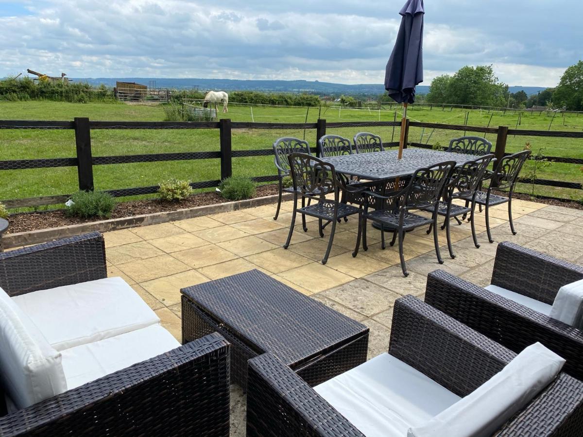 Rew Farm Country & Equestrian Accommodation - Sunrise Lodge Мелкшам Екстериор снимка