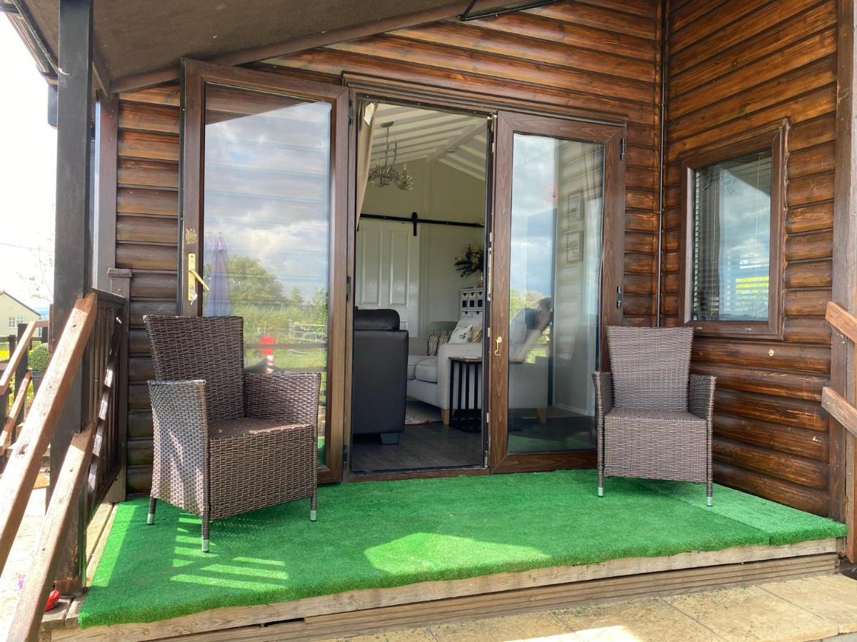 Rew Farm Country & Equestrian Accommodation - Sunrise Lodge Мелкшам Екстериор снимка