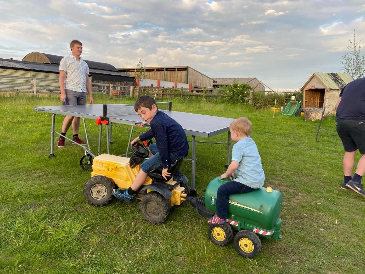Rew Farm Country & Equestrian Accommodation - Sunrise Lodge Мелкшам Екстериор снимка