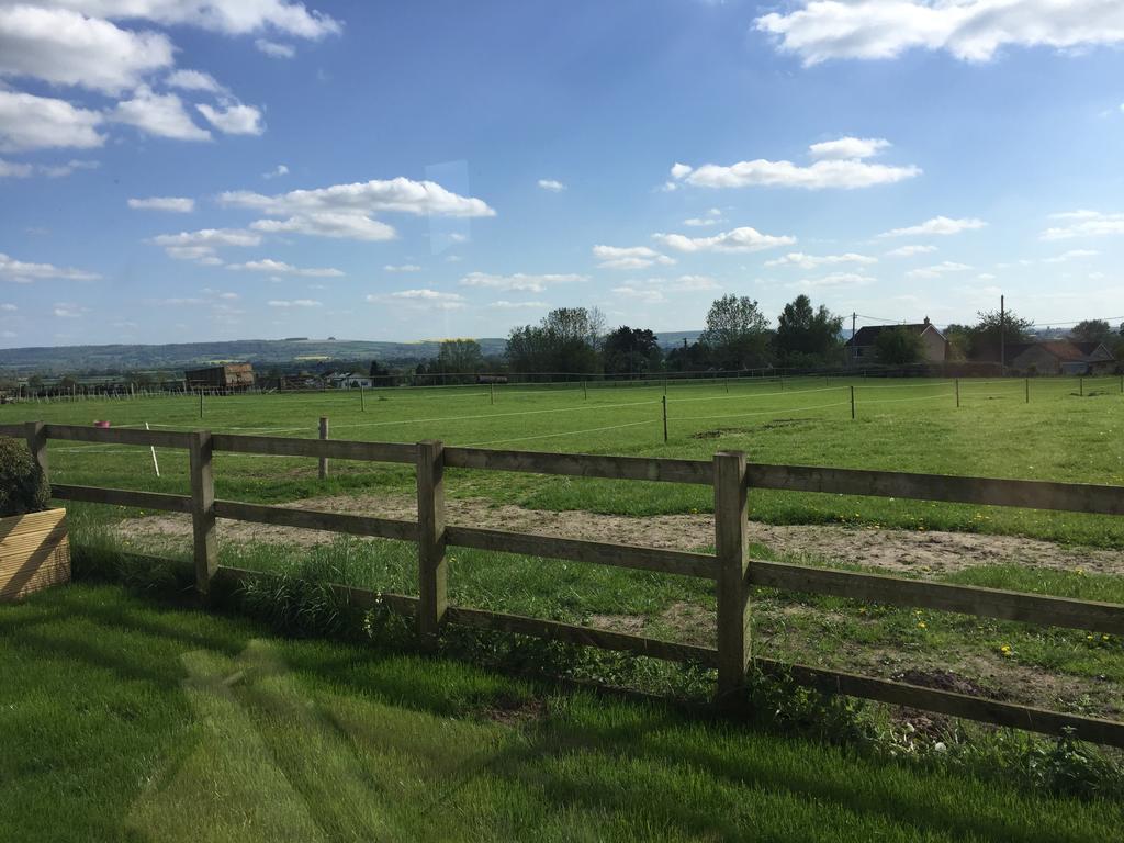 Rew Farm Country & Equestrian Accommodation - Sunrise Lodge Мелкшам Екстериор снимка